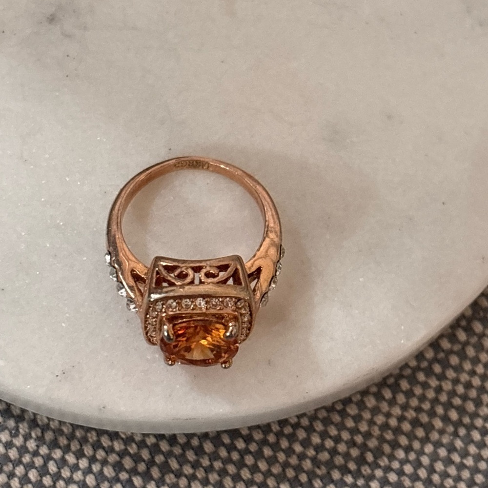 Elegant Gold and Orange Gemstone Ring - Picture 3 of 4